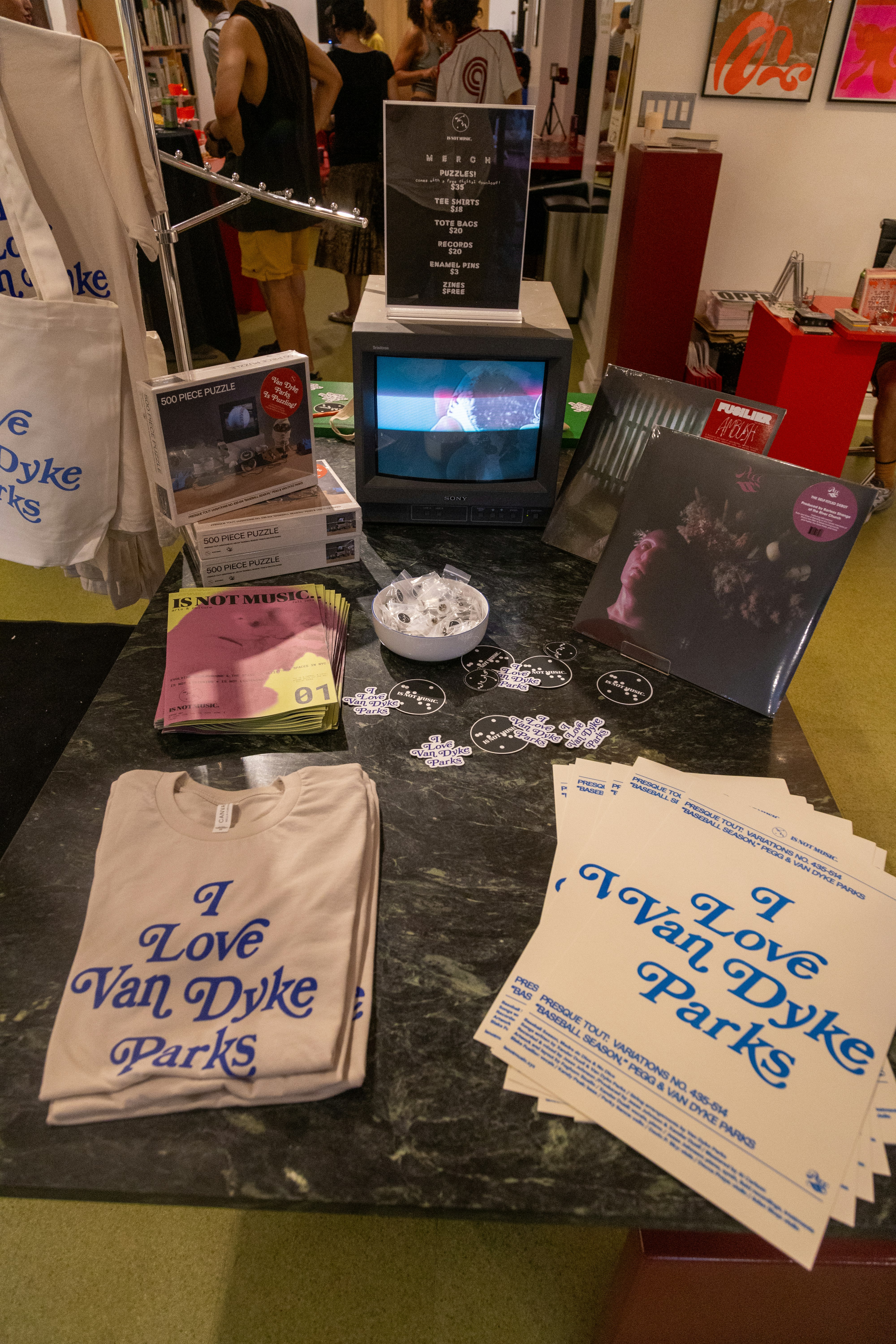 Presque Tout merch table